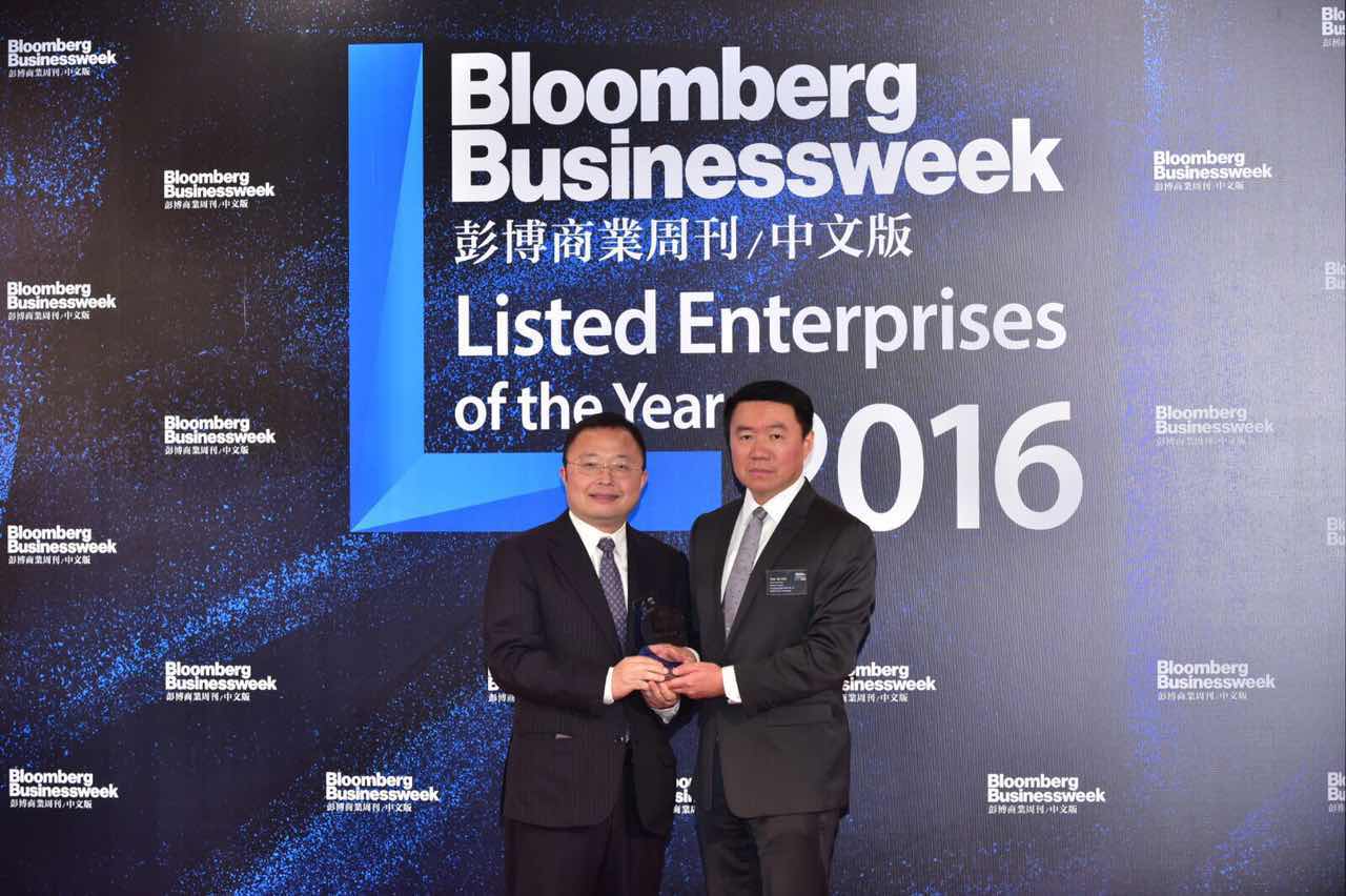 (上图:左一为东阳光药董事长唐新发先生代表公司上